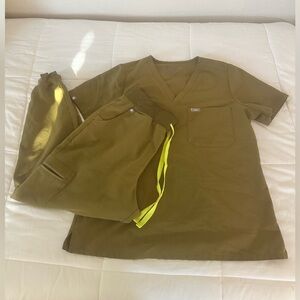 Figs Women’s Martini Olive Catarina top (L)/Zamora High Waisted 2.0 Jogger (LP)